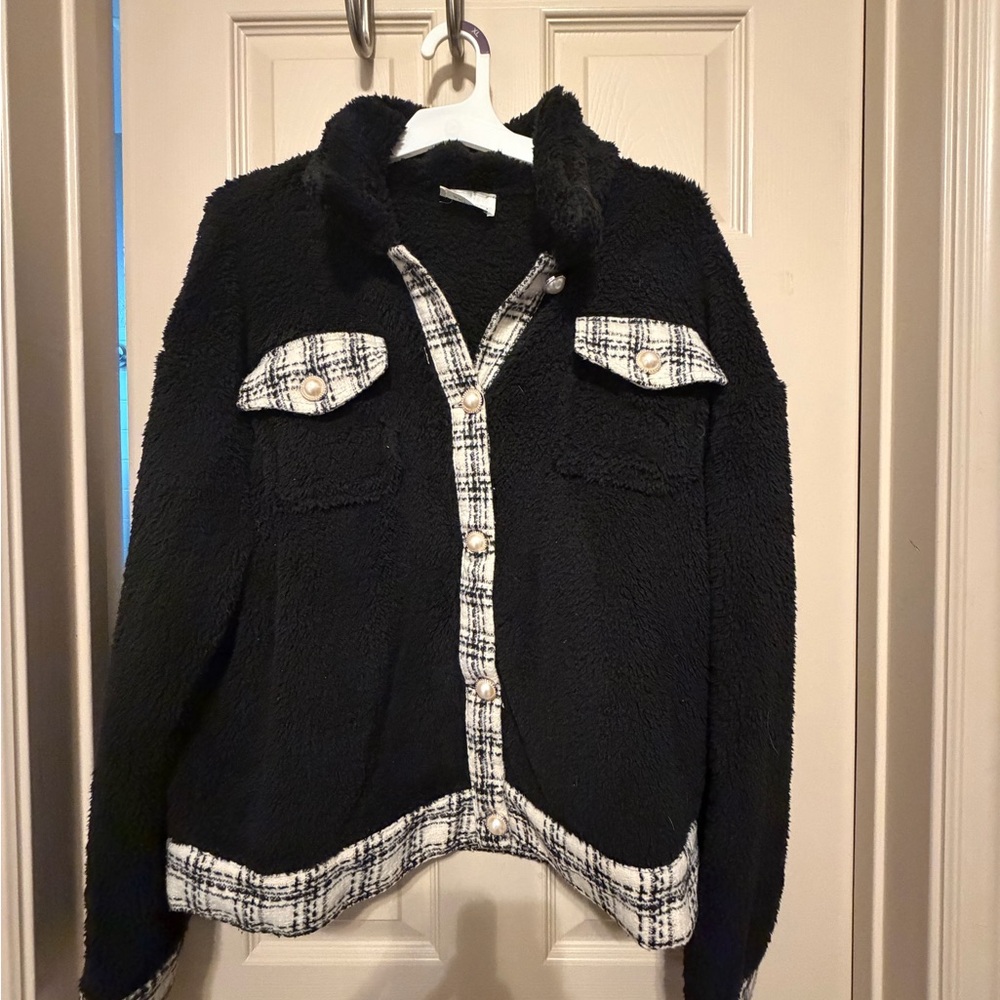 ANDREE BY UNIT Black Sherpa Jacket with White Plaid Trim